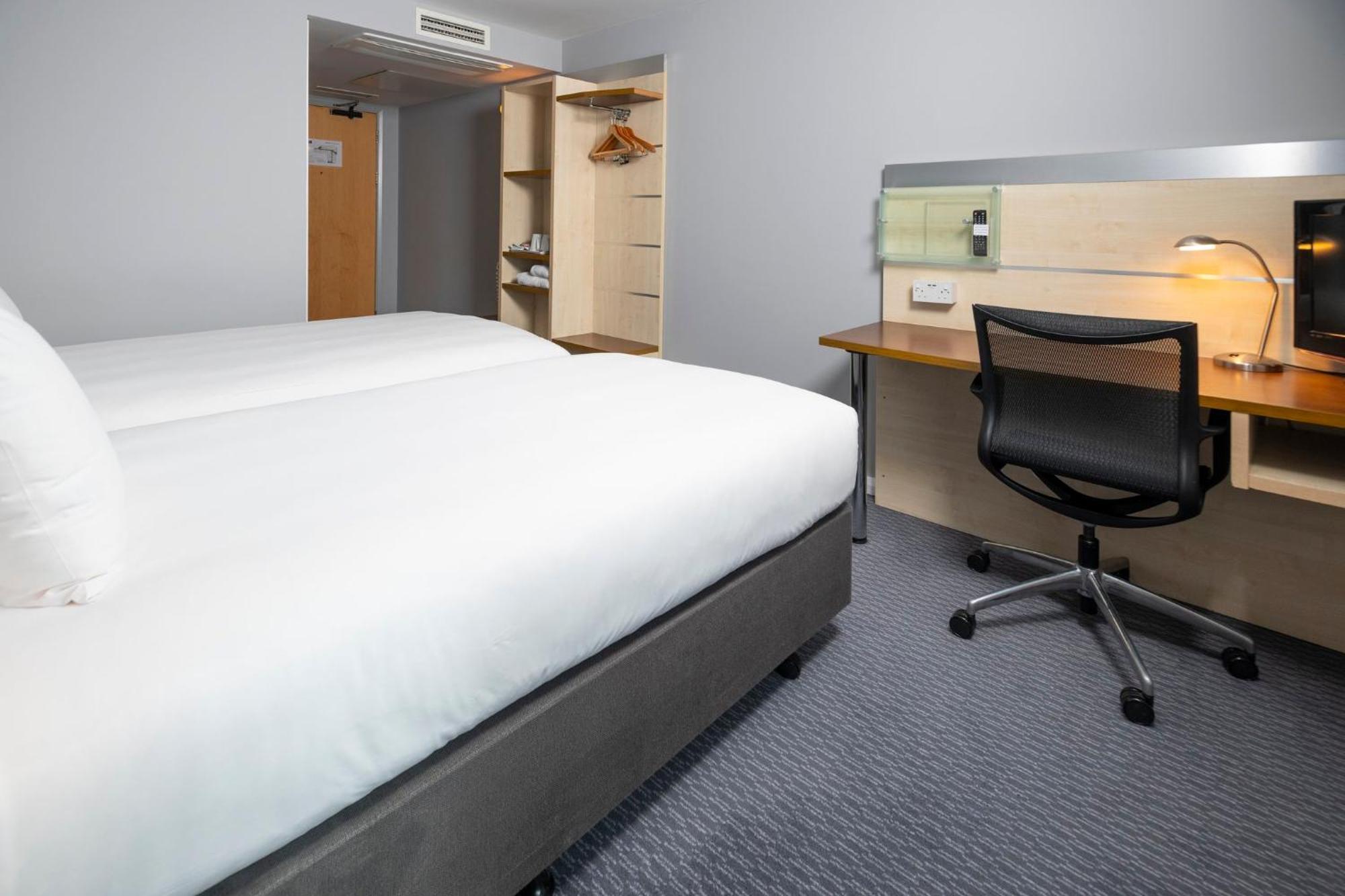 Holiday Inn Express Swindon City Centre By Ihg Dış mekan fotoğraf