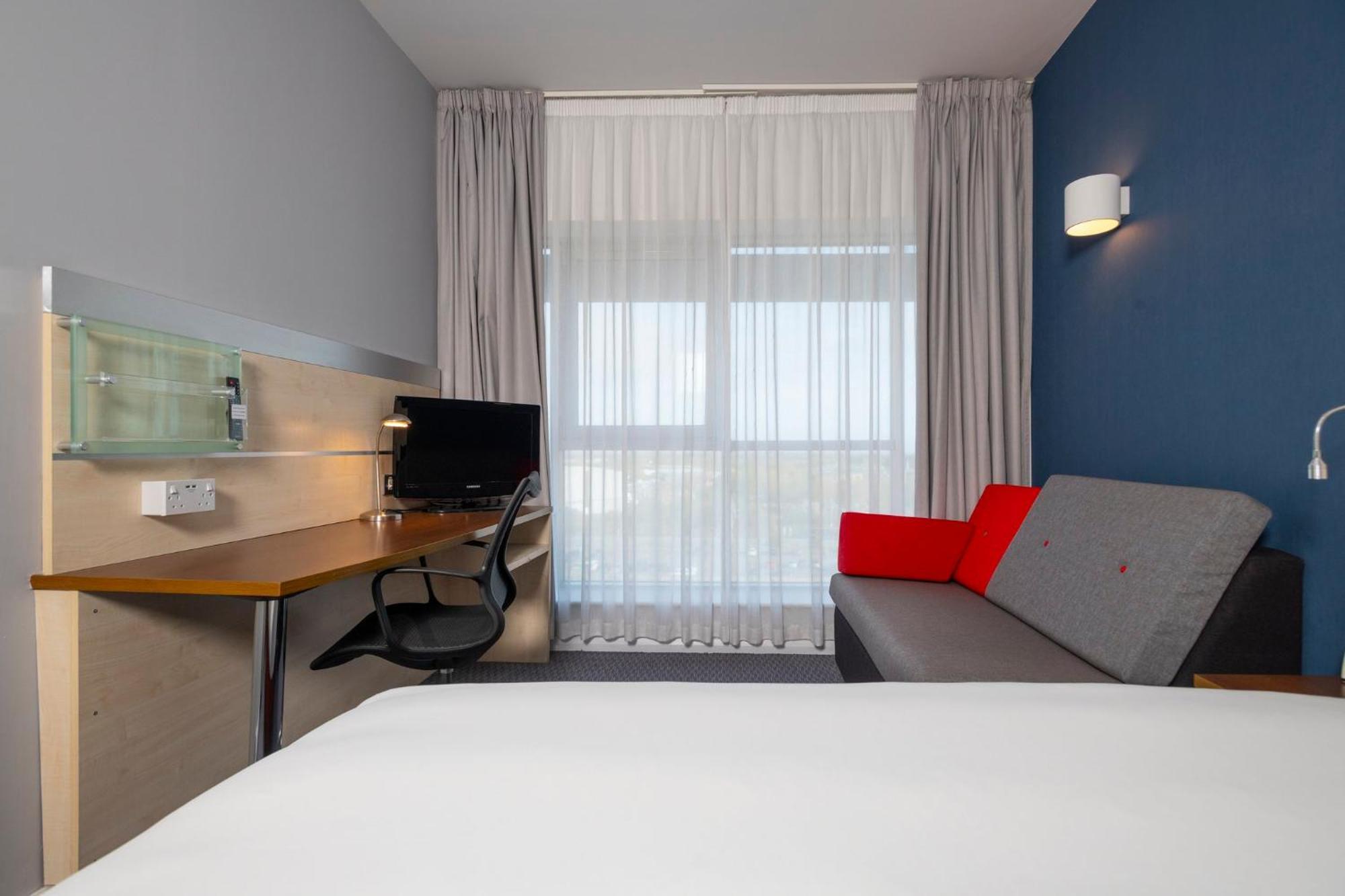 Holiday Inn Express Swindon City Centre By Ihg Dış mekan fotoğraf