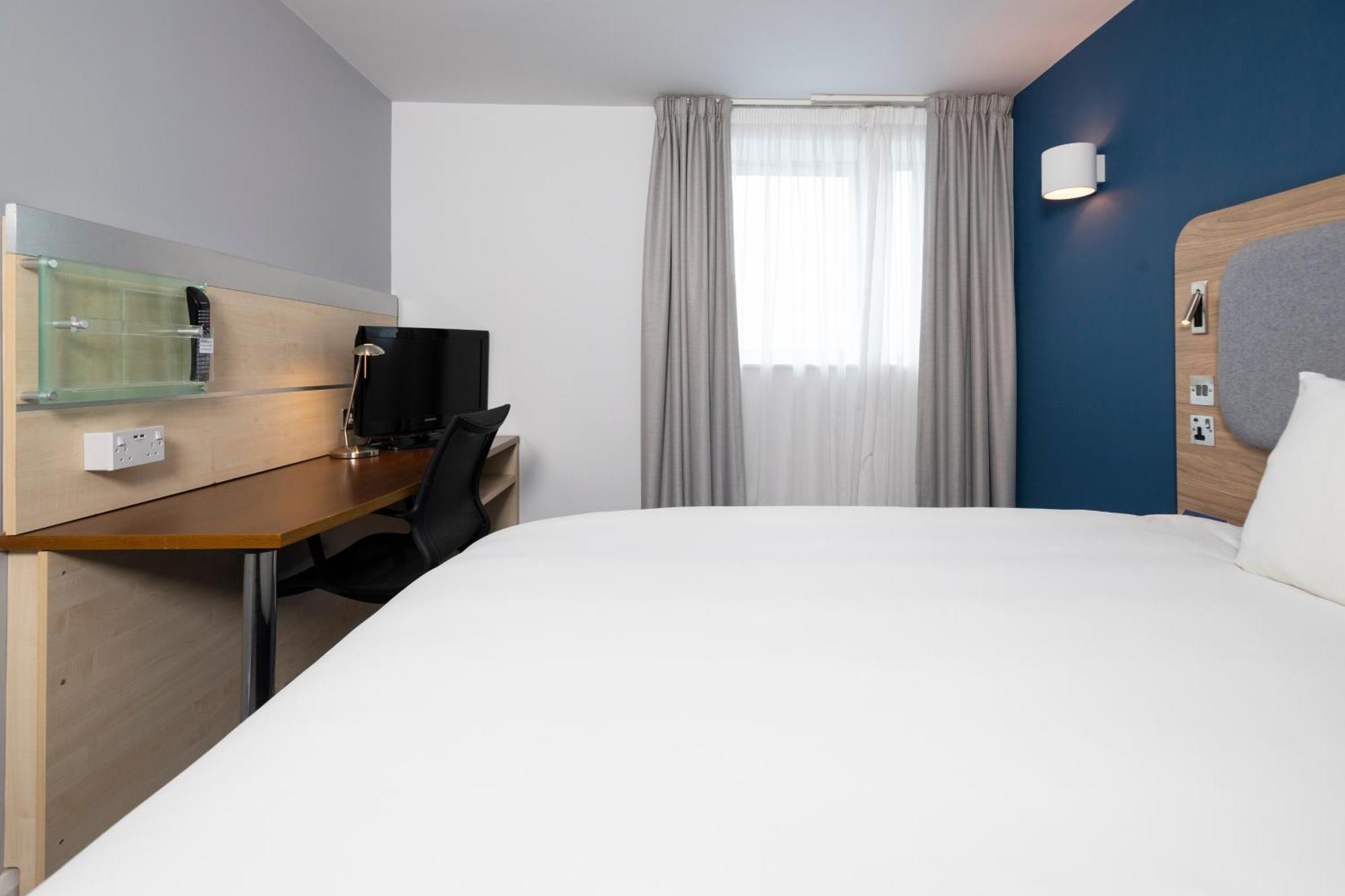 Holiday Inn Express Swindon City Centre By Ihg Dış mekan fotoğraf