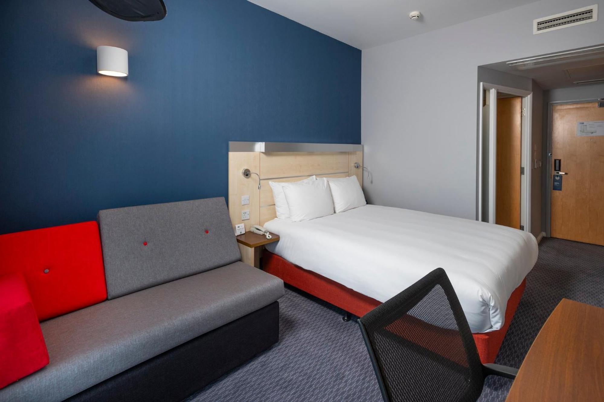 Holiday Inn Express Swindon City Centre By Ihg Dış mekan fotoğraf