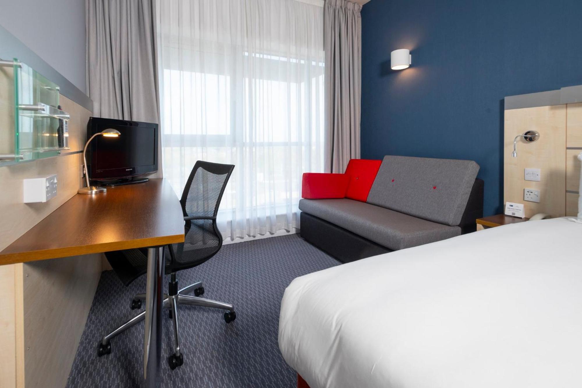 Holiday Inn Express Swindon City Centre By Ihg Dış mekan fotoğraf
