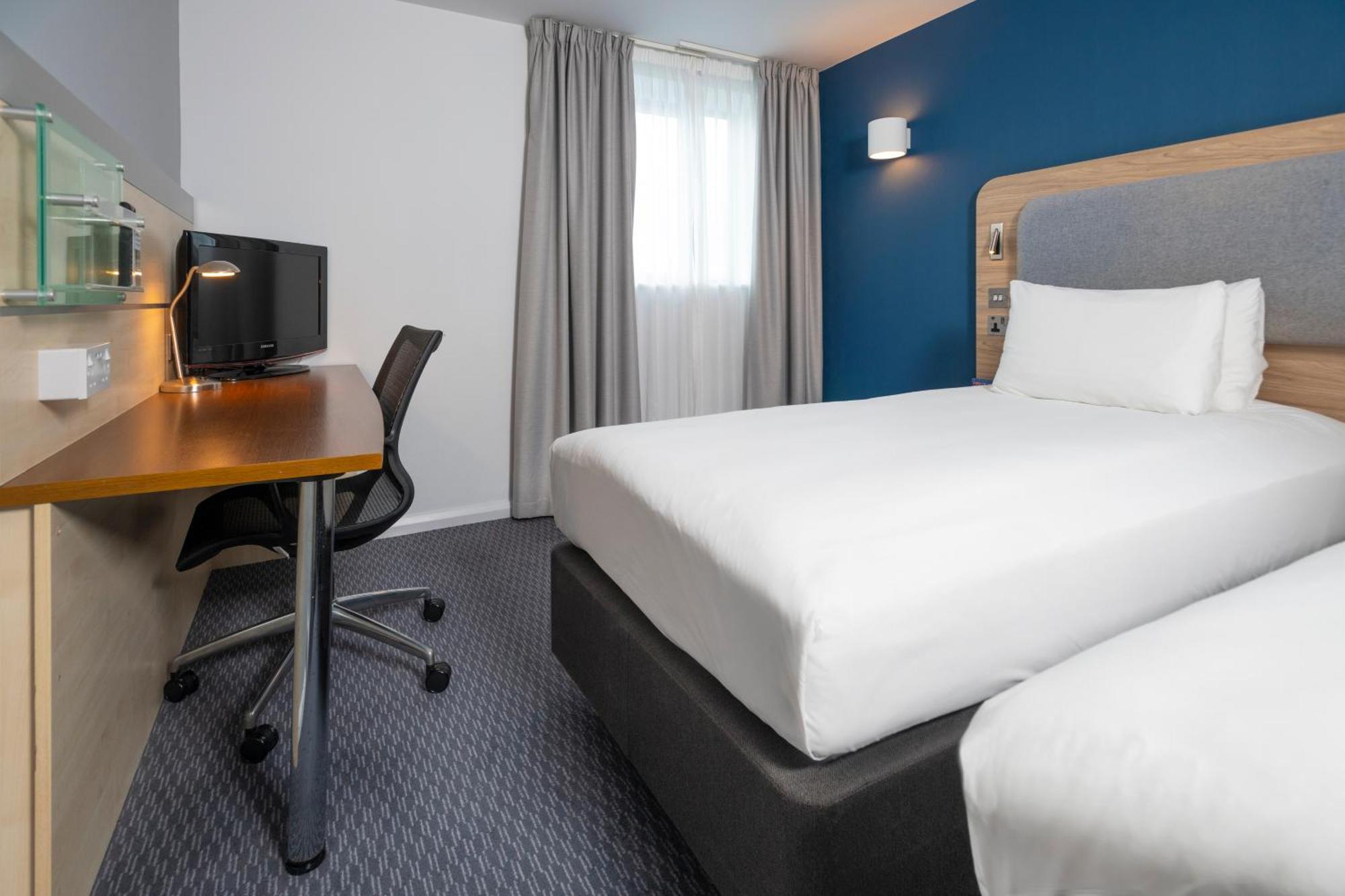Holiday Inn Express Swindon City Centre By Ihg Dış mekan fotoğraf